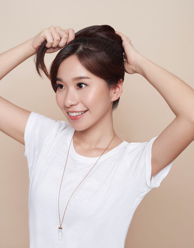 lingkarkan rambut ke sekeliling donat rambut