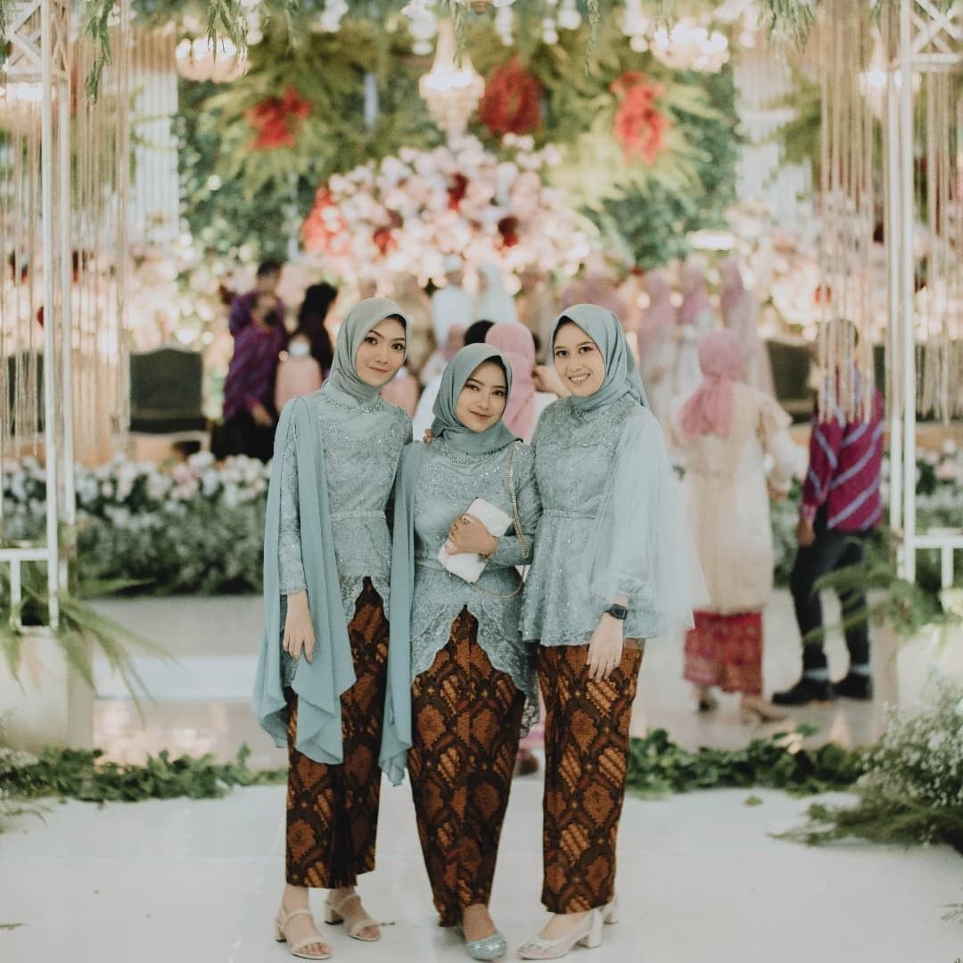 Aksen selendang pada kebaya hijab bikin penampilanmu terlihat anggun. (Foto: Instagram @kebayaoutfit)