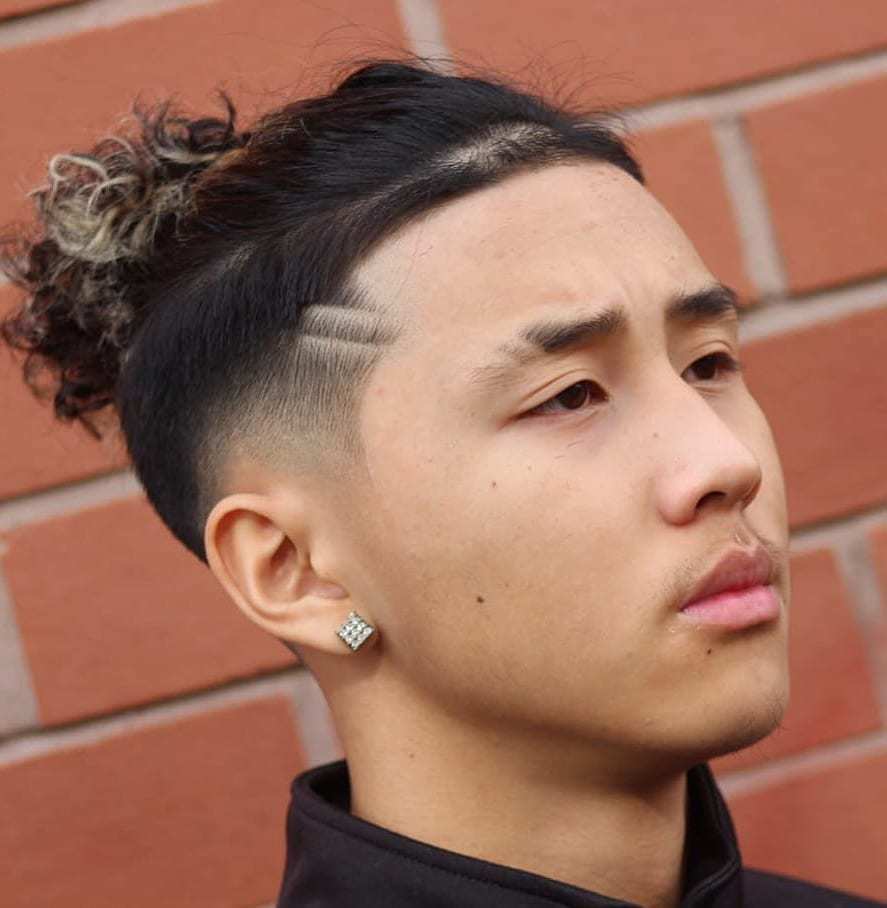 Perpaduan gaya rambut man bun atau top knot dengan sentuhan highlight bikin tampilan tampak keren. (Foto: Haircutinspiration)