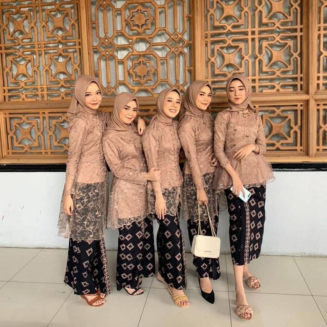 Hijab kebaya warna cokelat susu selalu jadi andalan tampil cantik ke pesta. (Foto: Instagram @inspirasi_kebaya)