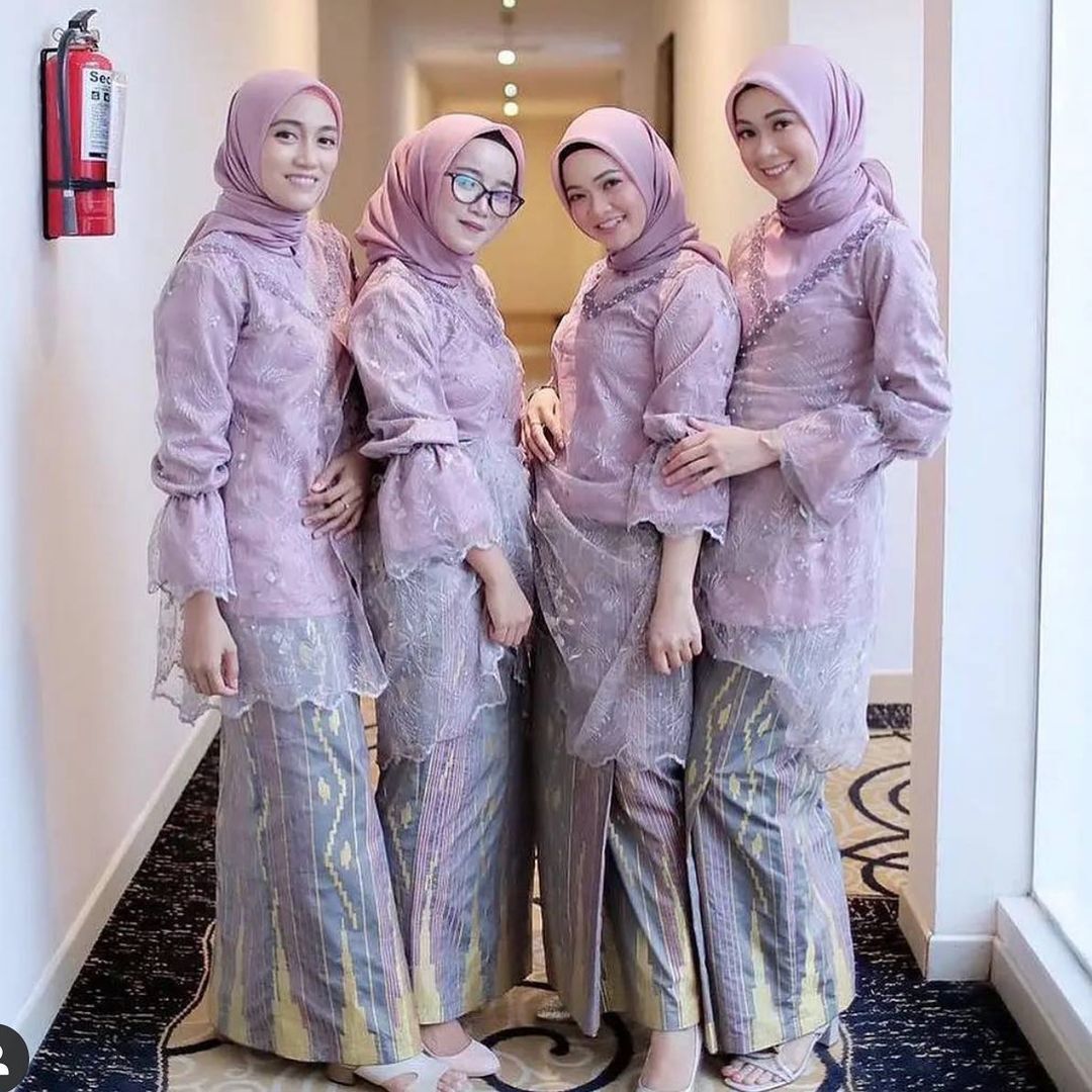 Kompak bareng sahabat kenakan kebaya tunic dan kain songket warna ungu lilac. (Foto: Instagram @inspirasi_kebaya)