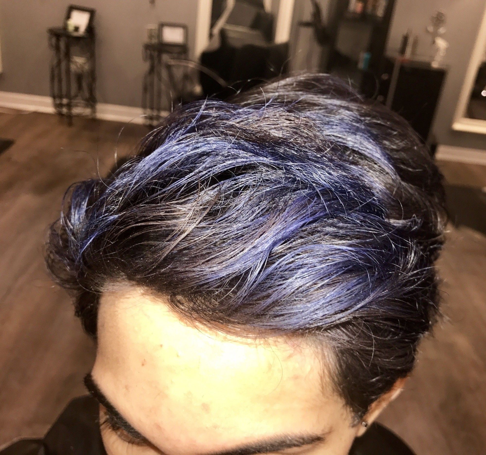 Warna rambut pria highlight blue yang seru untuk dicoba! (Foto: Pinterest)