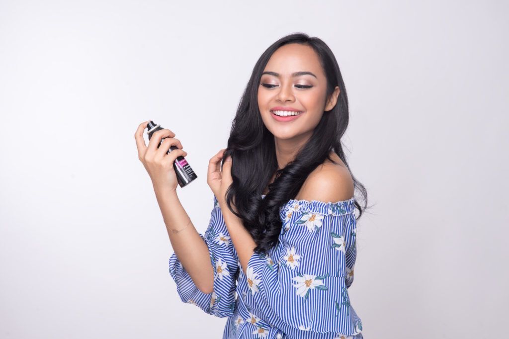 tutorial keriting gantung - step memakai hairspray