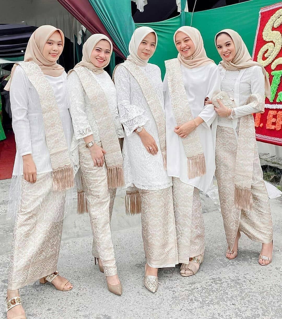 Tampil clean, simple dan elegan pakai seragam bridesmaid hijab warna putih. (Foto: Instagram @ootdkebayakekinian)