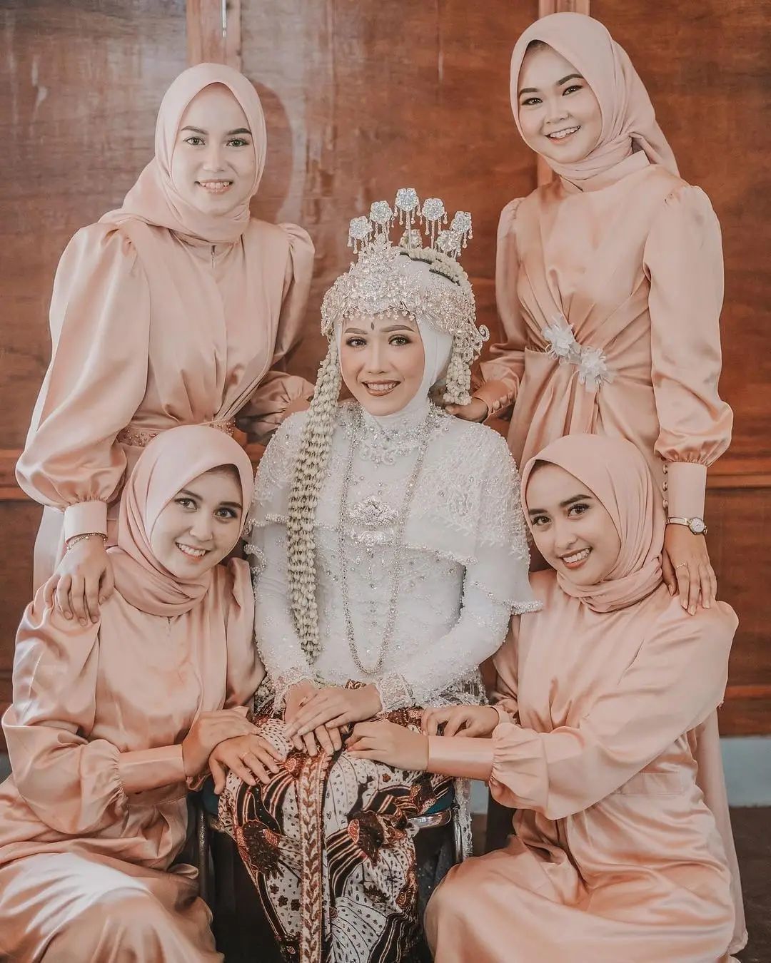 Long dress berbahan satin warna peach yang feminine dan elegan. (Foto: Instagram @ootdkebayakekinian)