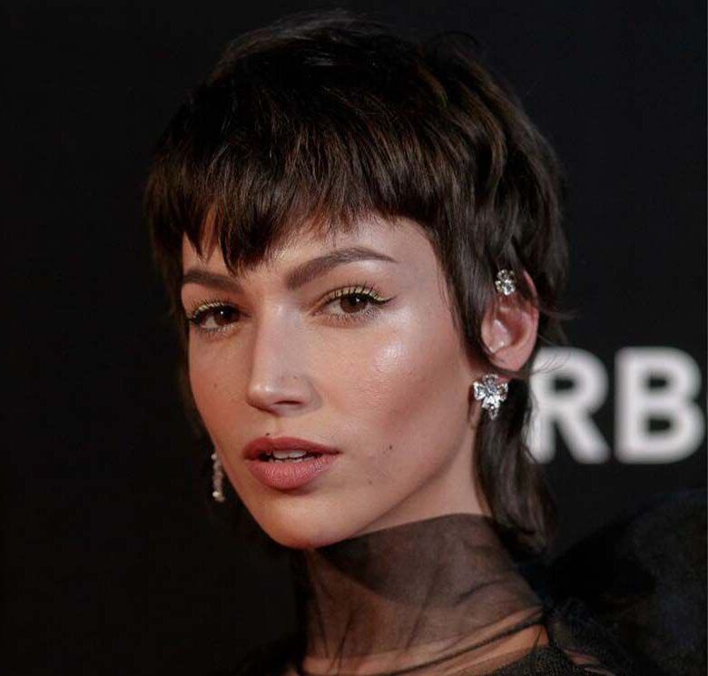 Tetap bisa tampil glam dengan model rambut pixie mullet. (Foto: Byrdie.com)