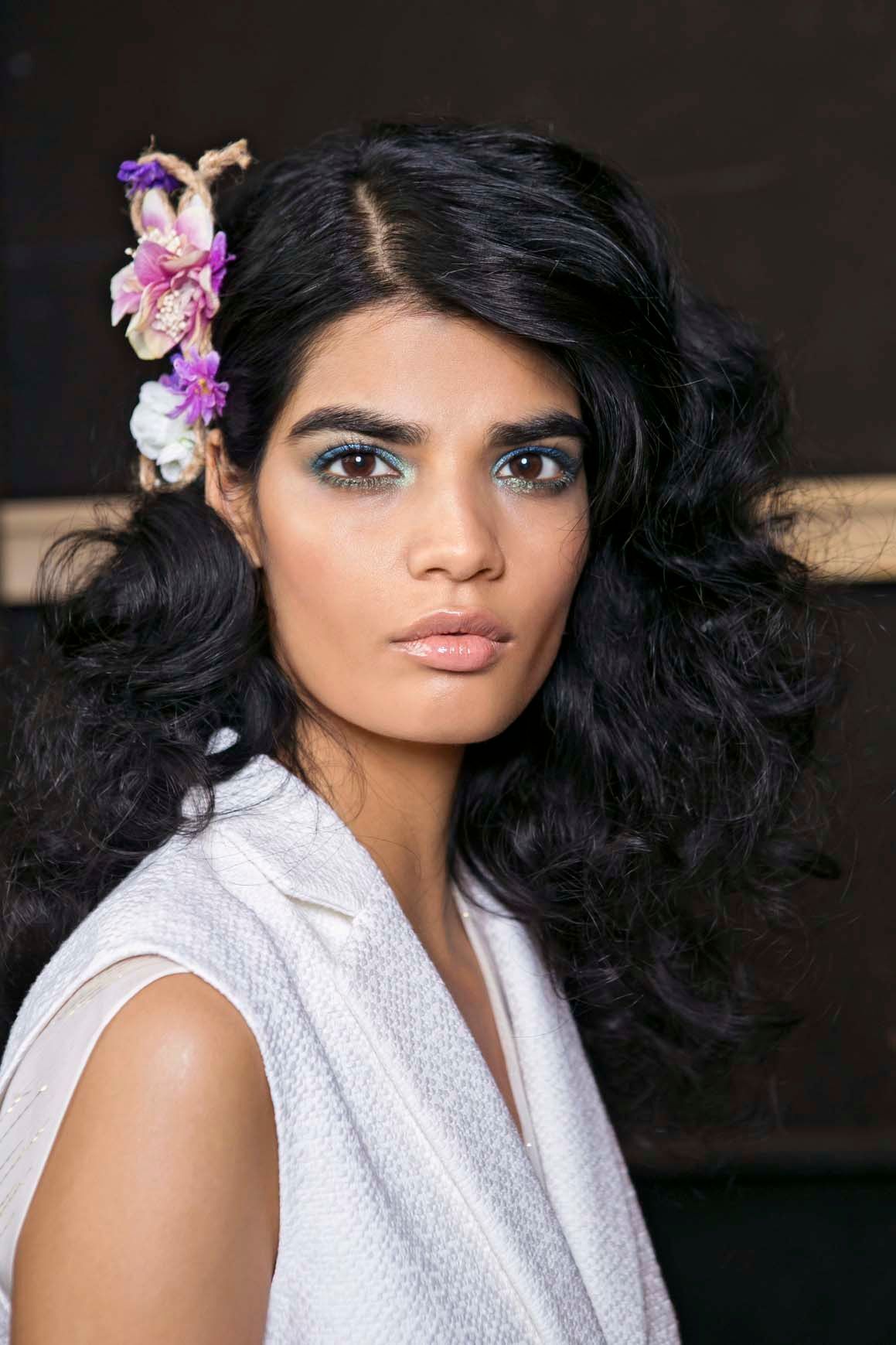 Rambut hitam panjang keriting alami cantik meski tanpa warna-warna terang! (Foto: Indigitalimages.com)