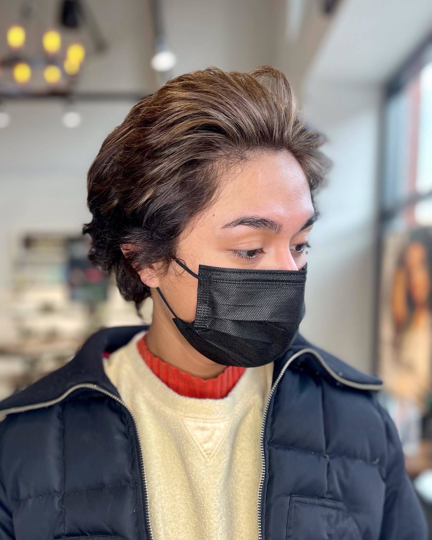 Caramel highlight yang tampak natural. (Foto: Instagram.com/salonsen_chicago)