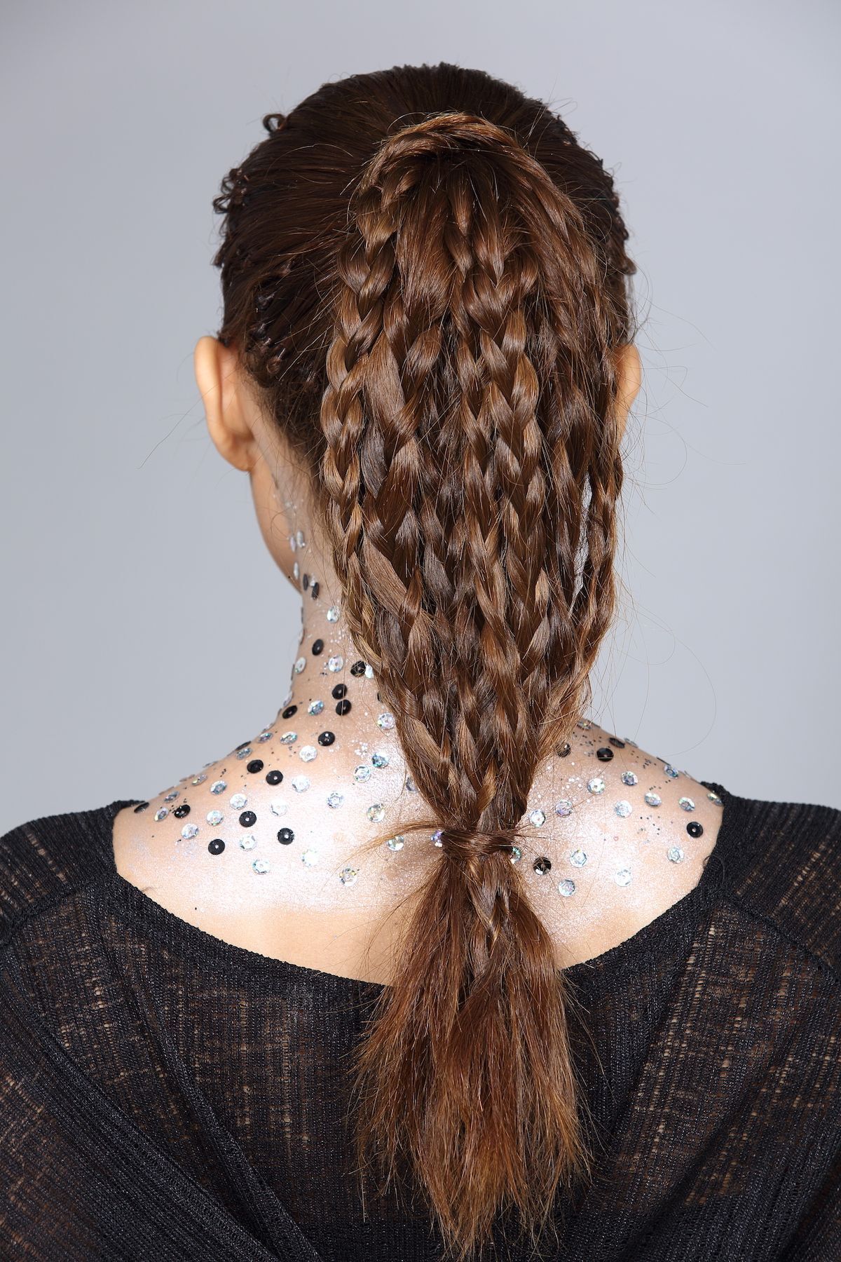 Selain dengan aksesoris kepala, kamu bisa coba ponytail dengan multiple braids. (Foto: Shutterstock)