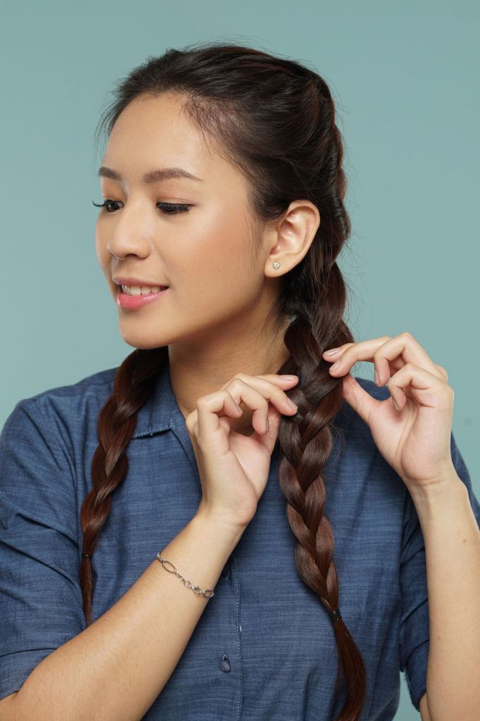 step-5-tutorial-gaya-rambut-kepang-dua-messy