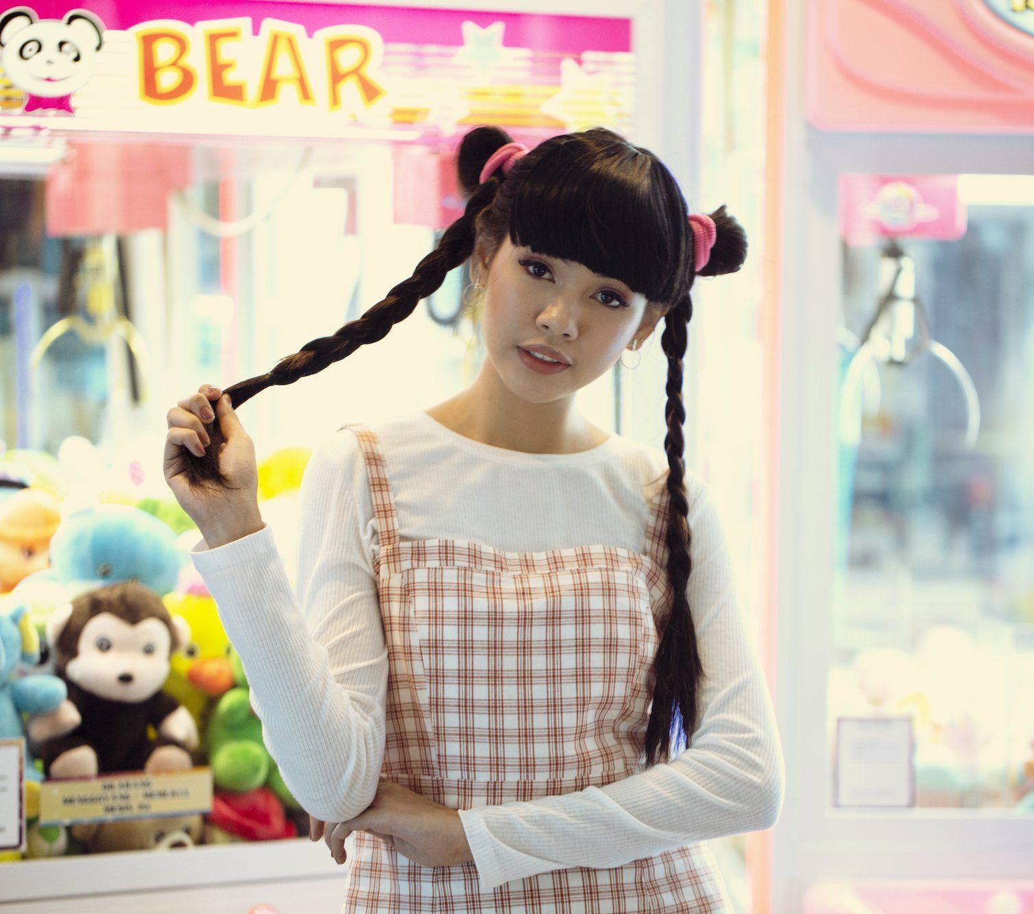 Double bun and braids pada rambut panjang