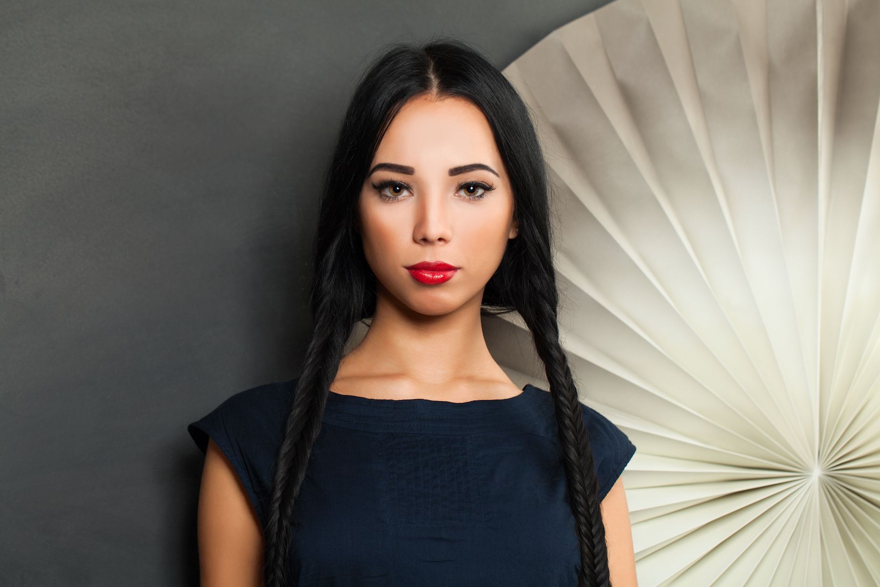 Model kepang rapi ini cocok untuk acara formal. (Foto: Shutterstock)