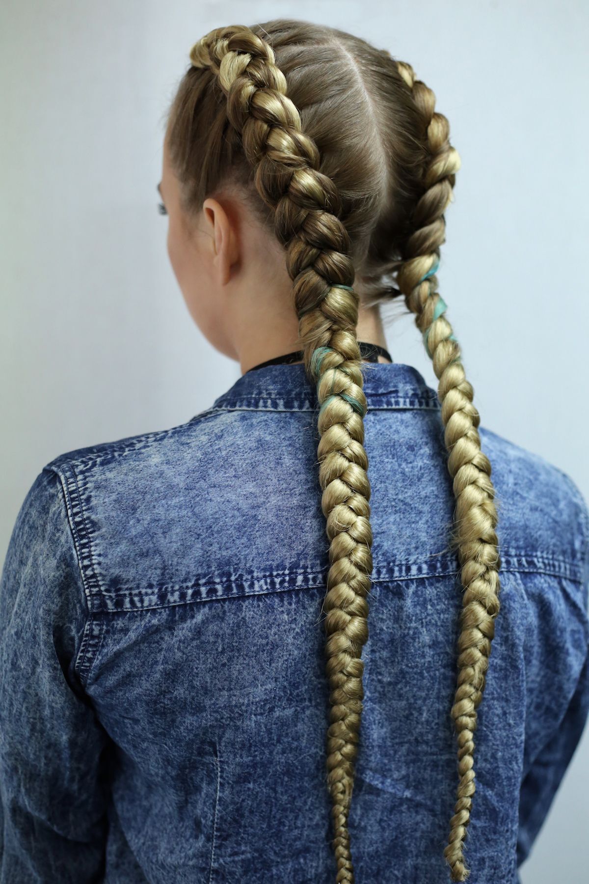 Rambut ini dikepang dengan gaya boxer braids yang seru. (Foto: Shutterstock)