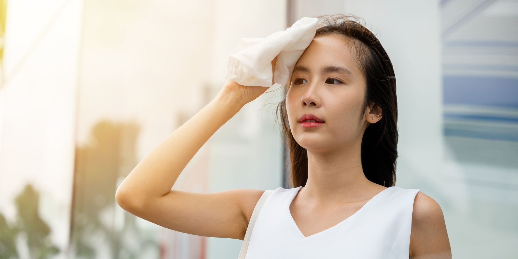   Wanita asia yang tengah kepanasan di luar ruangan