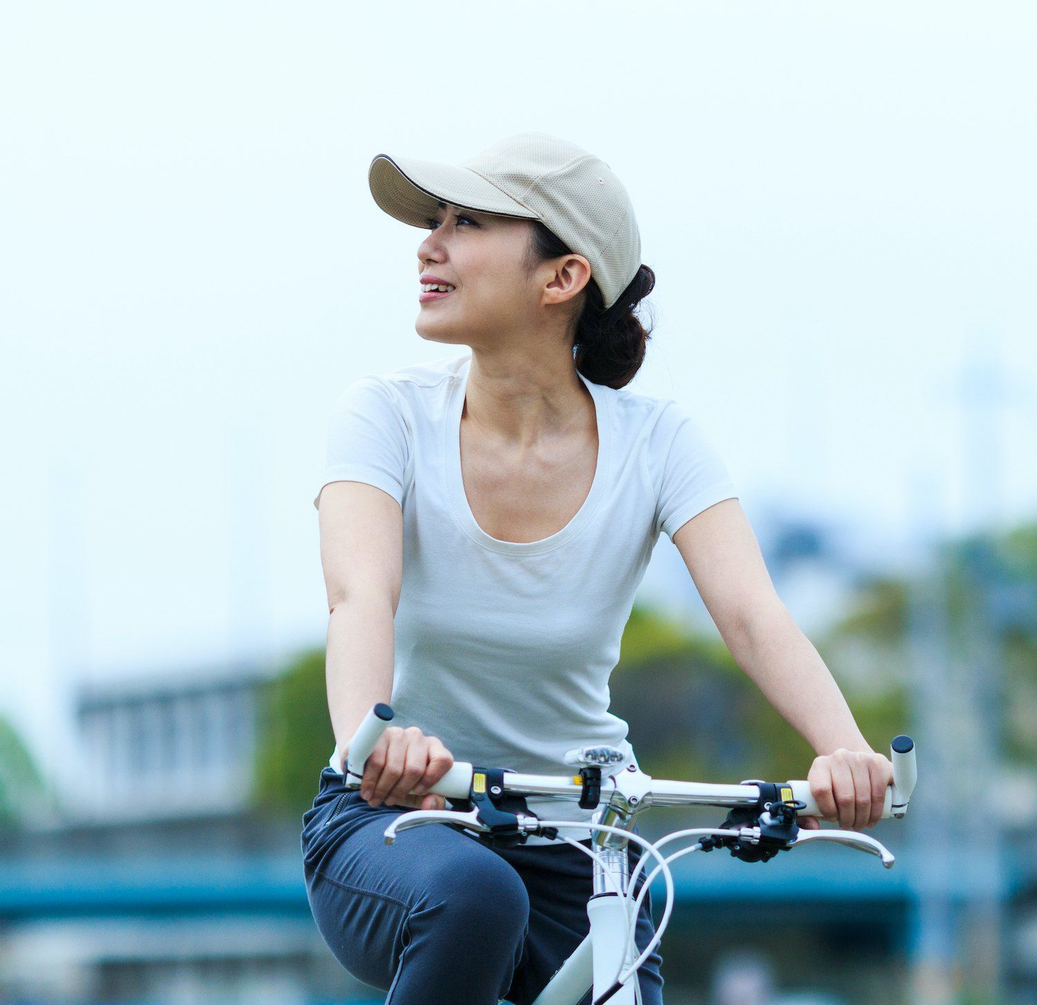 Coba gaya cepol, yuk! Variasikan dengan topi. (Foto: Shutterstock)