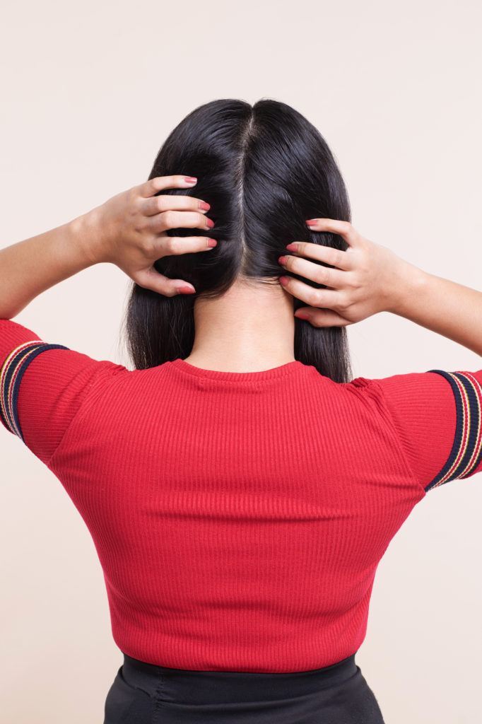 Wanita asia dengan rambut hitam pendek membelah rambut – crown braid rambut pendek