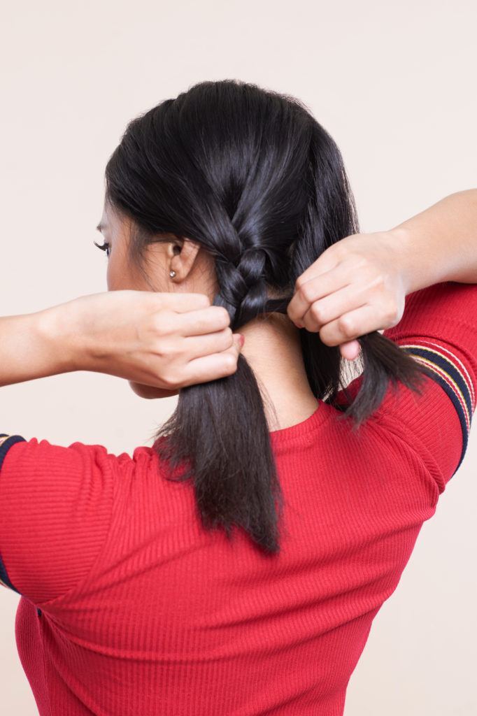 Wanita asia dengan rambut hitam pendek mengepang rambut – crown braid rambut pendek