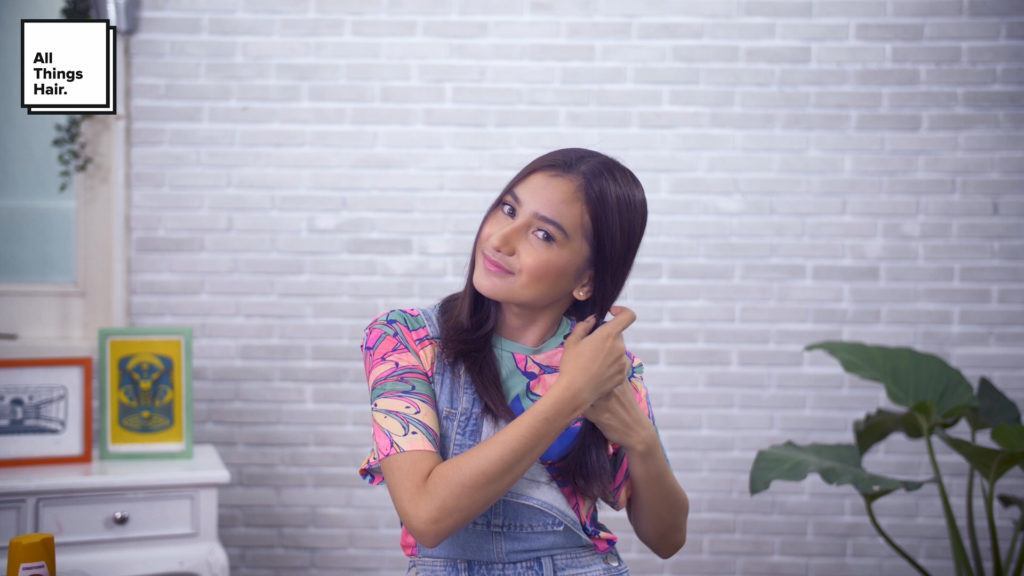 Dinda maulina menjepit salah satu bagian rambutnya