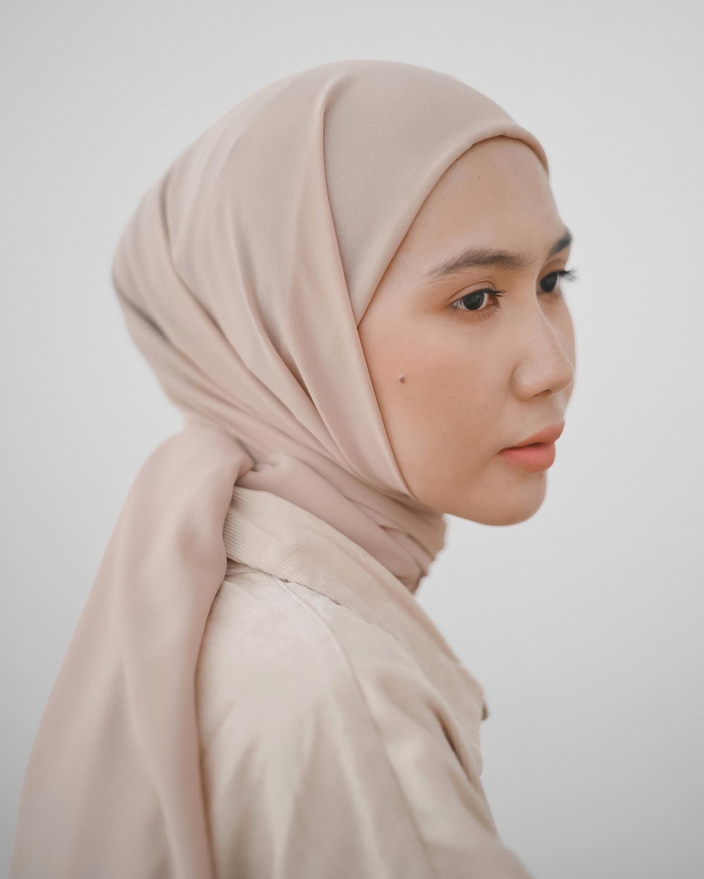 Selebgram Indonesia dengan gaya hijab pashmina inner instan warna nude.