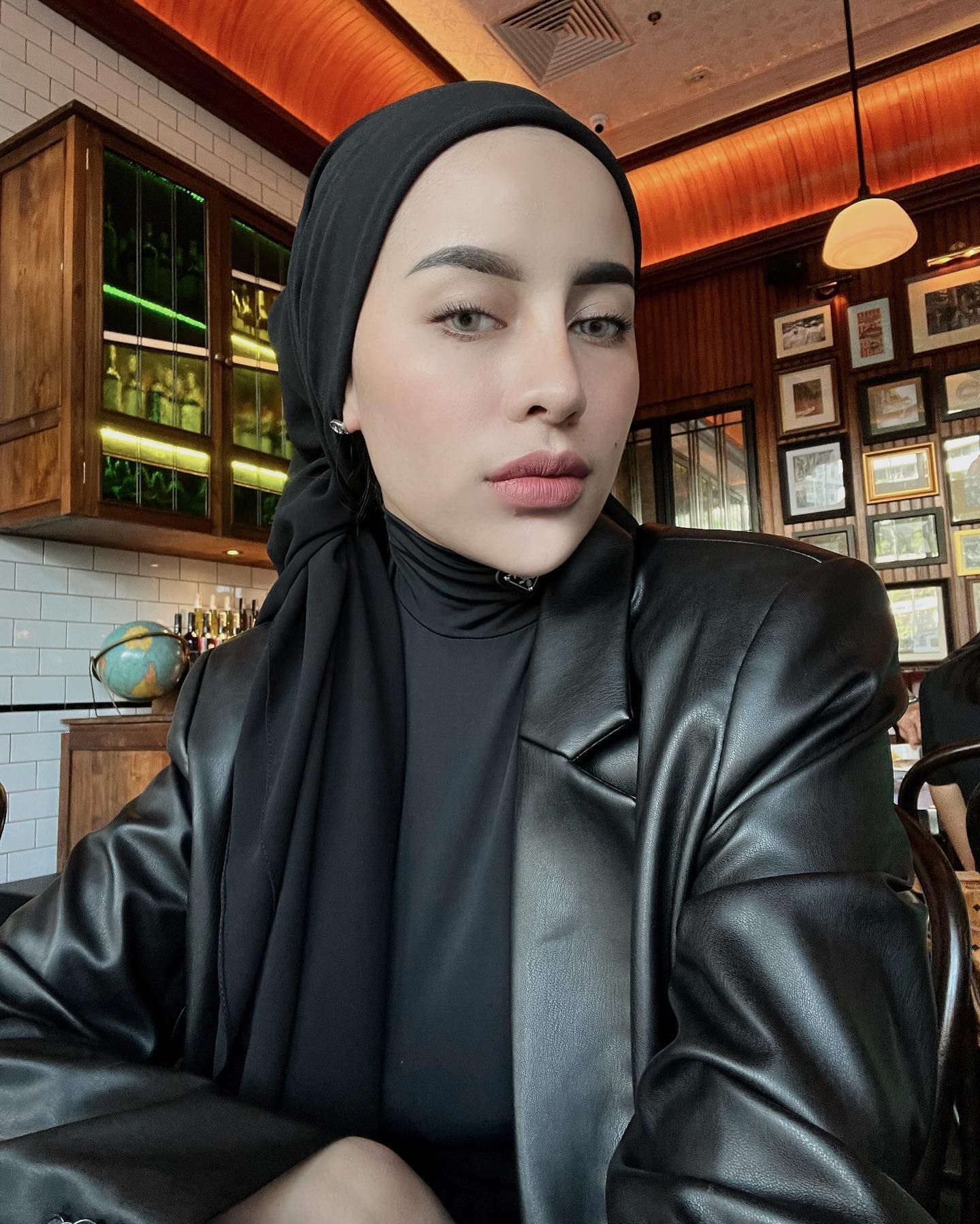 Selebgram Indonesia dengan gaya hijab turban warna hitam