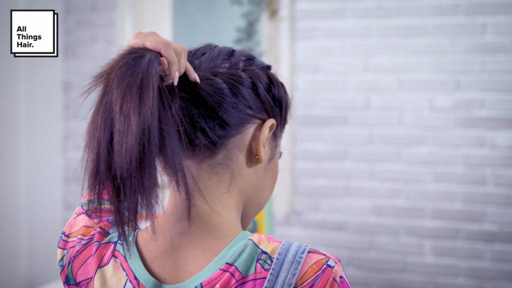 Dinda Maulina mengikat ponytail menjadi satu - double french braid ponytail