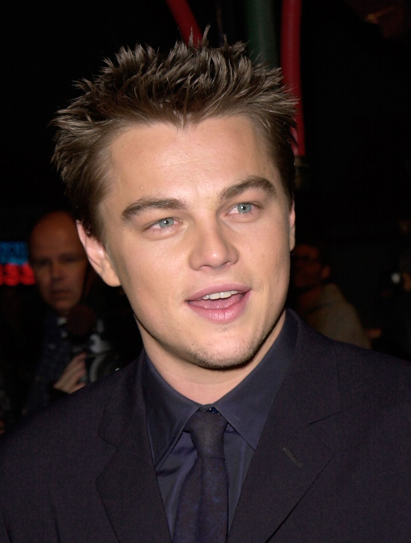 Rambut tajam dan bertekstur  tak akan membuatmu kuno jika ditata dengan baik. (Foto: REX by Shutterstock)