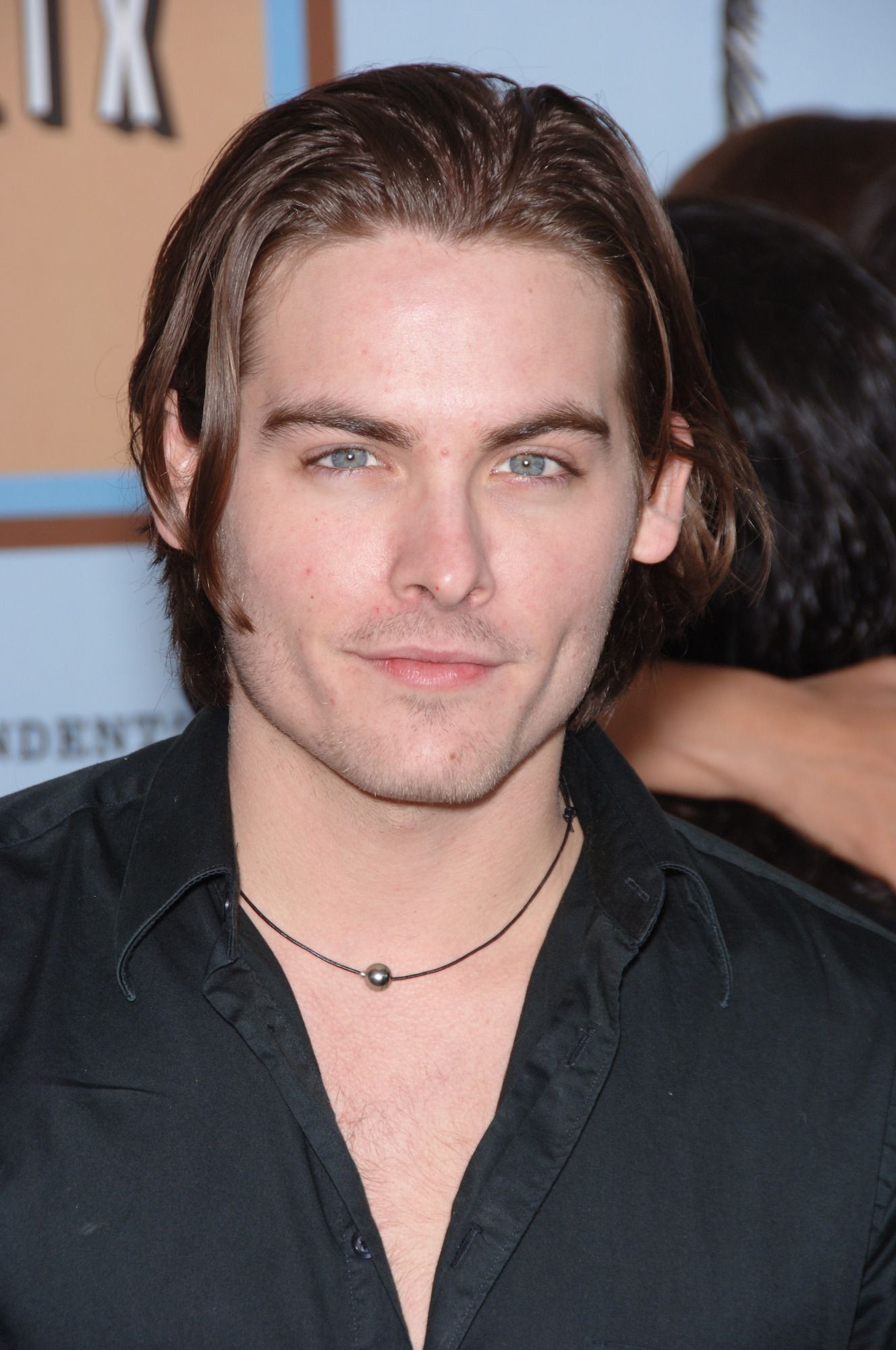 Model rambut sisir ke belakang a la boyband yang sempat bikin kamu deg-degan. (Foto: REX by Shutterstock)