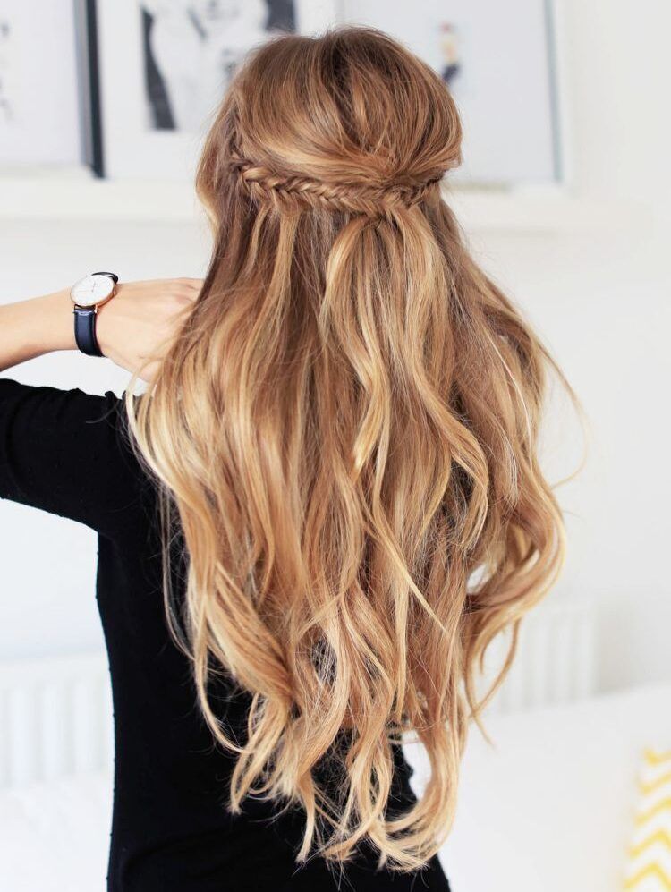 Half Updo,cara menata rambut panjang untuk sehari-hari yang simple dan cantik. (Foto: Pinterest)