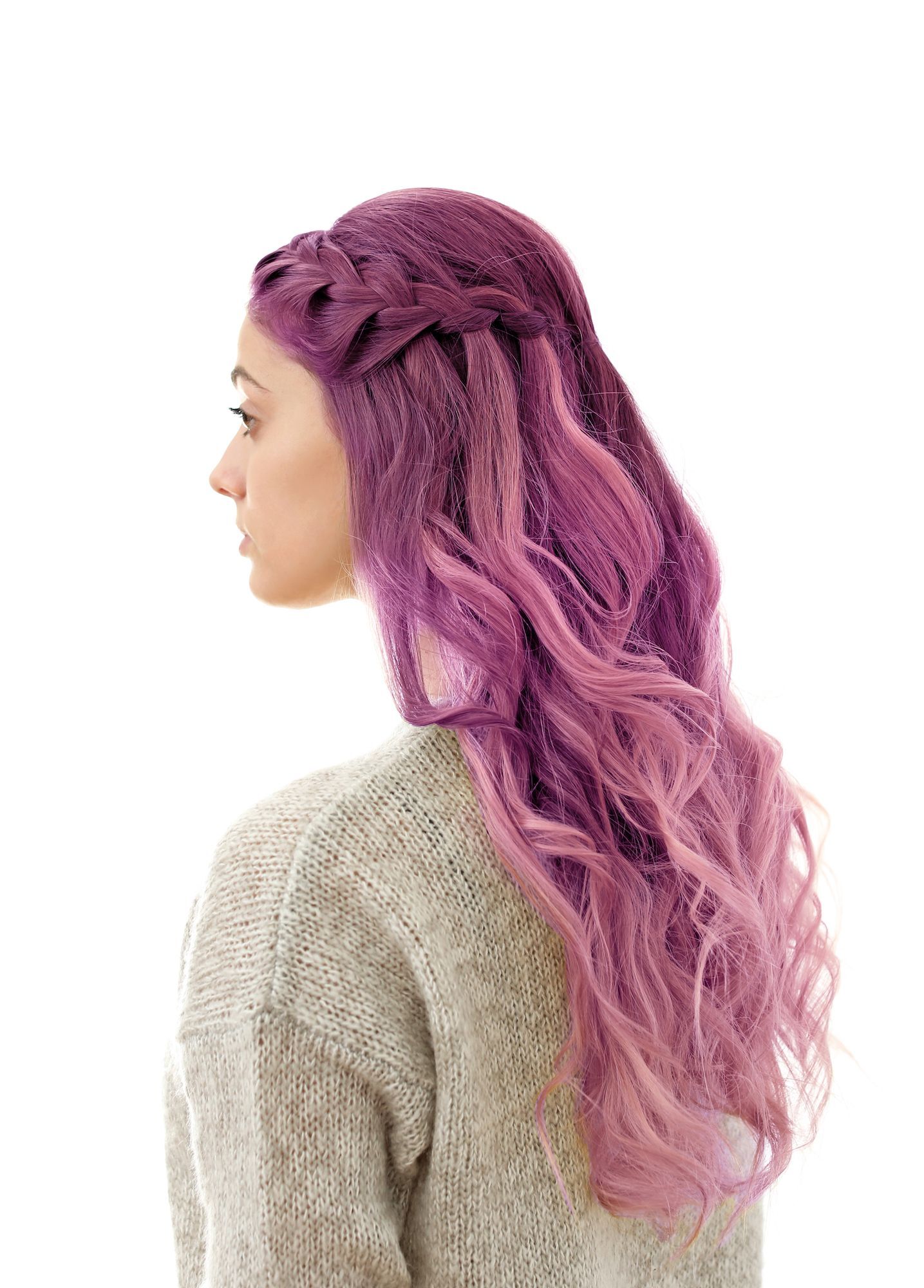 Coba dengan variasi French braid. (Foto: Shutterstock)