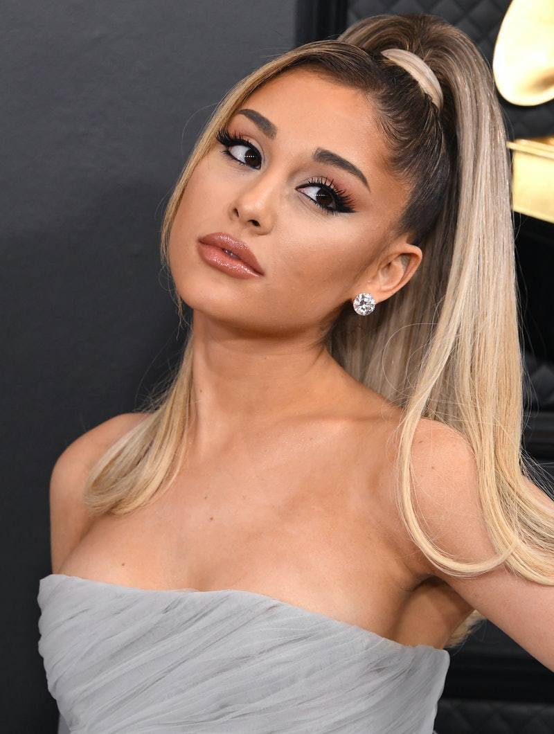 Tatanan rambut high ponytail a la Ariana Grande yang chic. (Foto: www.bustle.com)