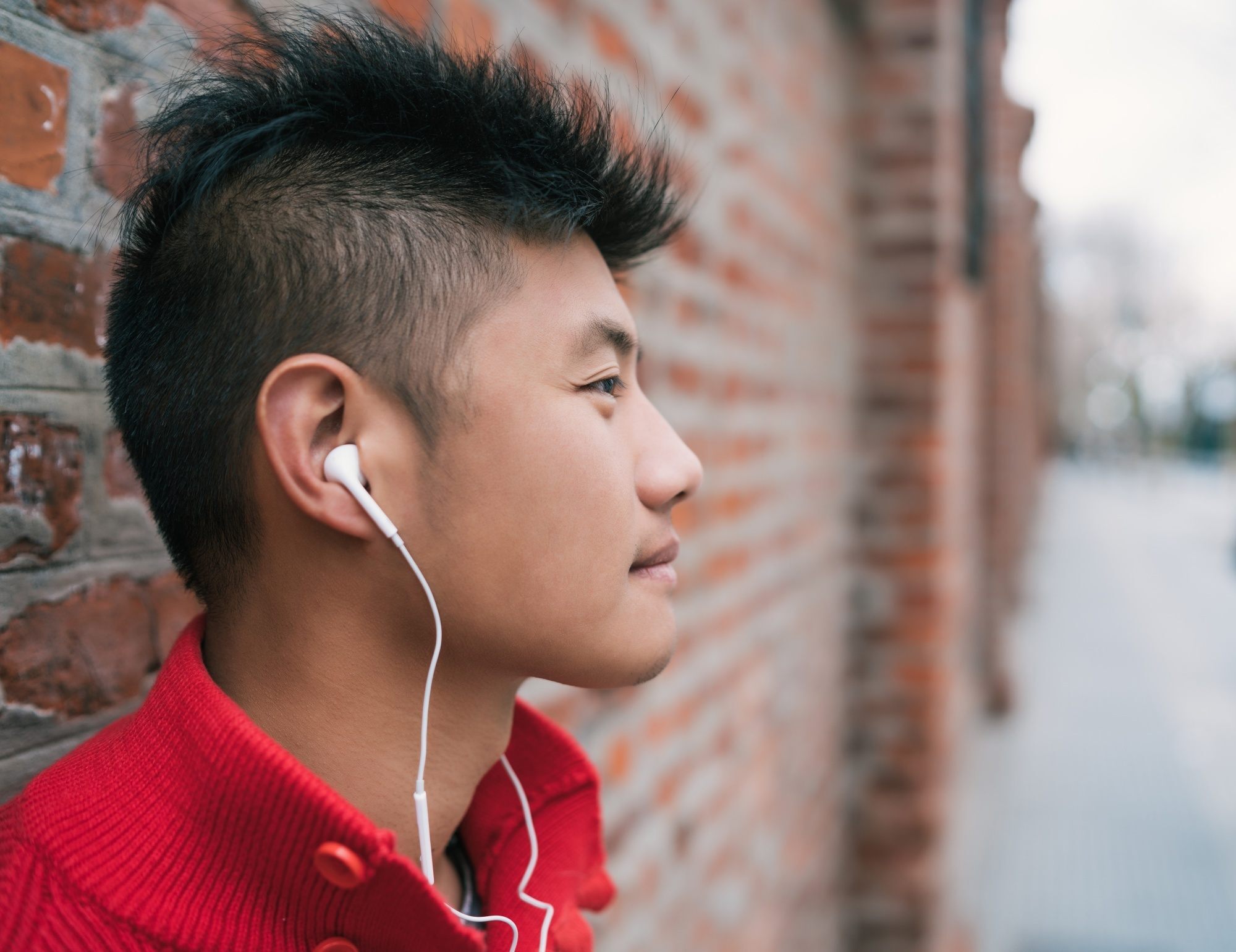 pria asia dengan rambut faux hawk spiky