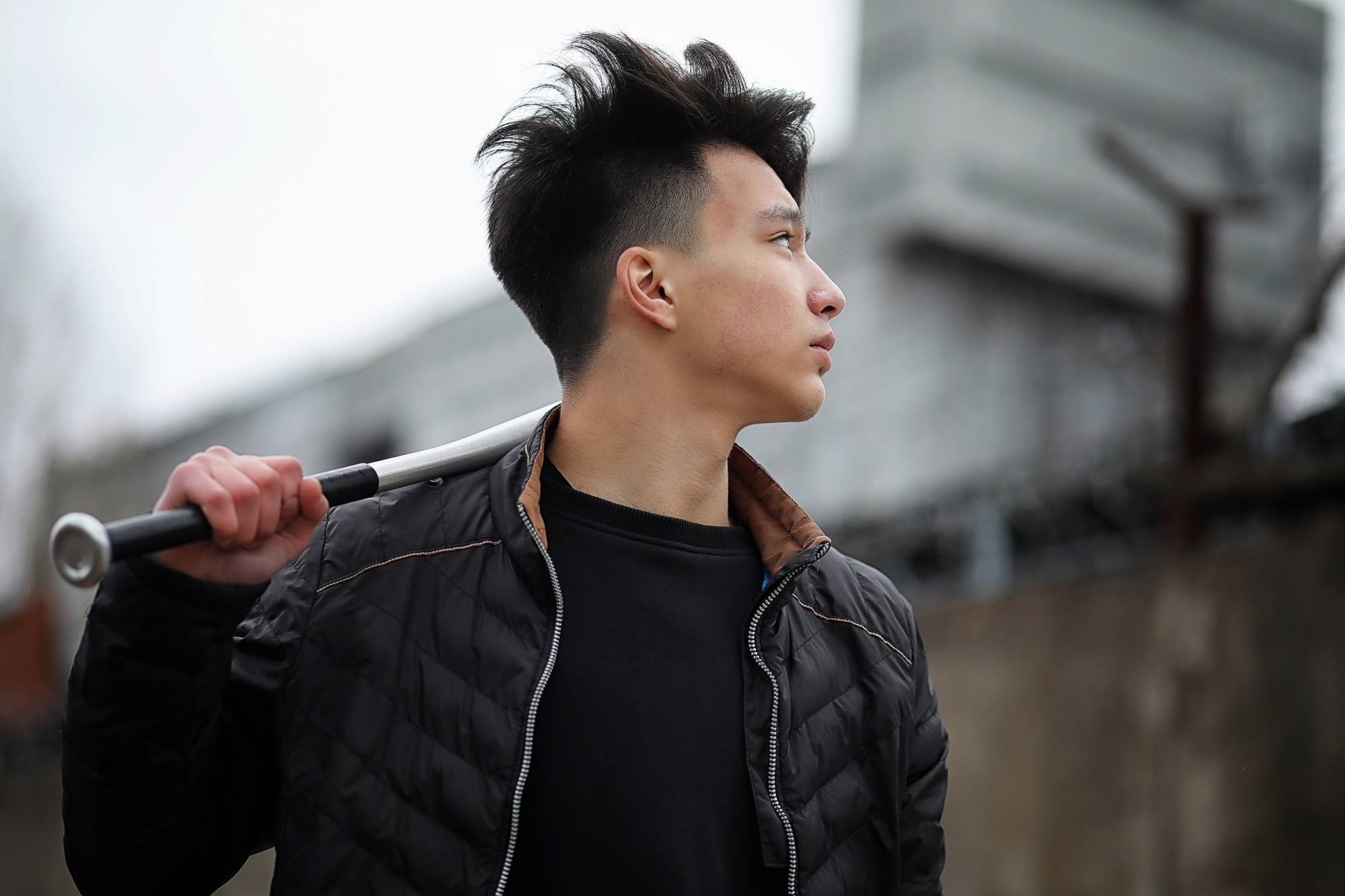 pria asia dengan rambut faux hawk messy