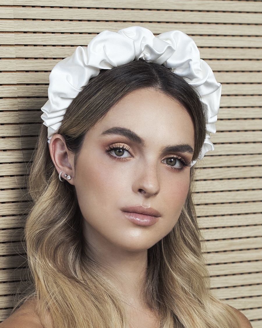 Tatanan rambut panjang dengan tambahan aksesori scrunchy headband yang manis. (Foto: Pinterest)