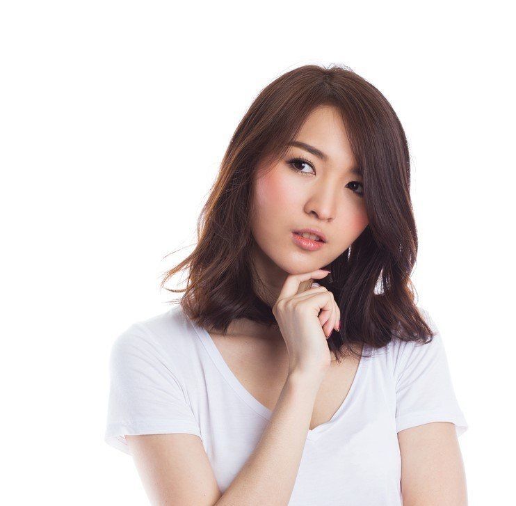 wanita asia sedang menyentuh wajah