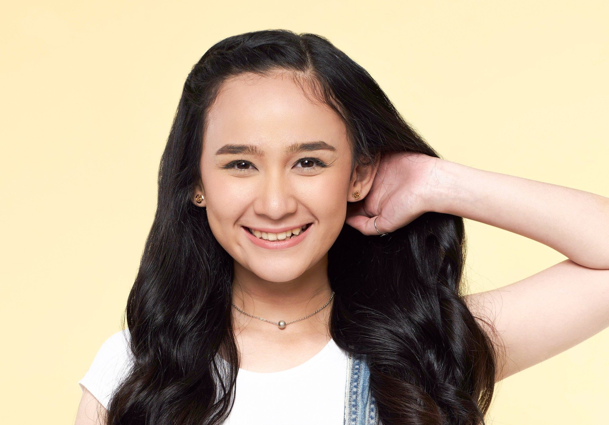 wanita asia dengan rambut kepang sebagai cara menghilangkan kebiasaan menyentuh rambut