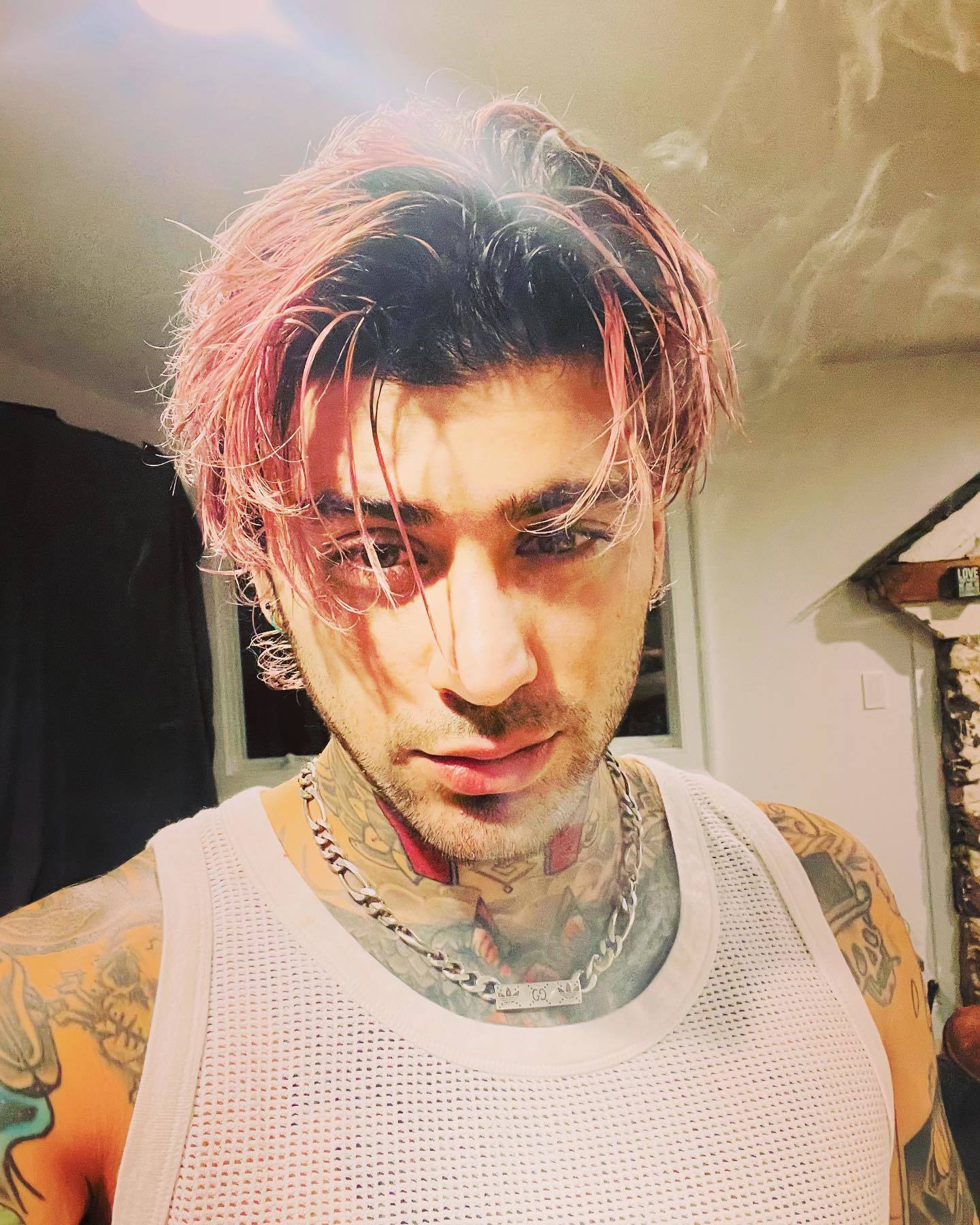 Zayn Malik dengan gaya rambut warna pink. (Foto: Instagram.com/zayn)