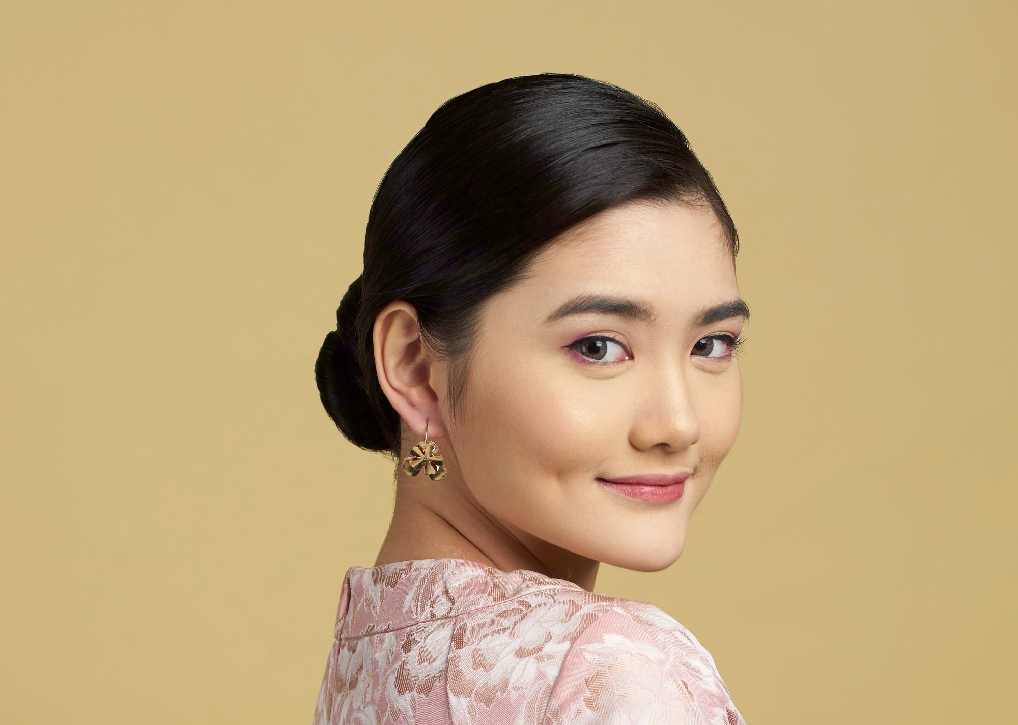 wanita asia dengan gaya rambut low bun