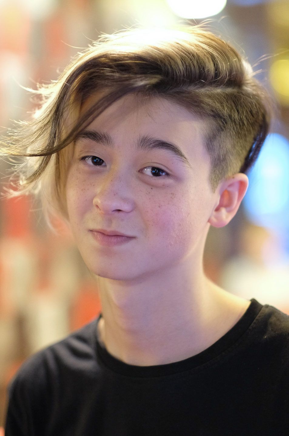 Gaya rambut ini panjang pada bagian depan, dan disempurnakan dengan undercut. (Foto: Shutterstock)