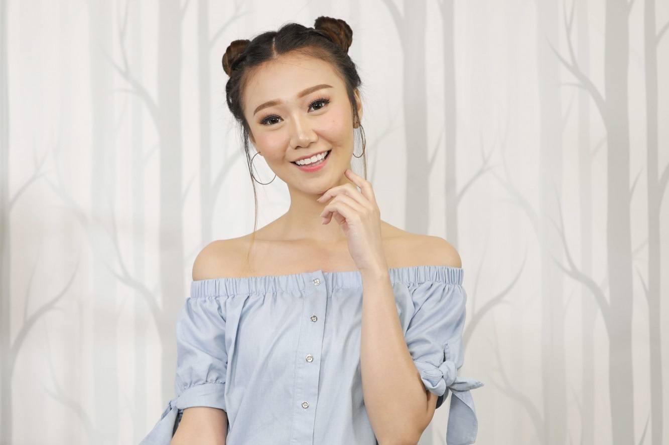 wanit asia dengan gaya rambut space buns