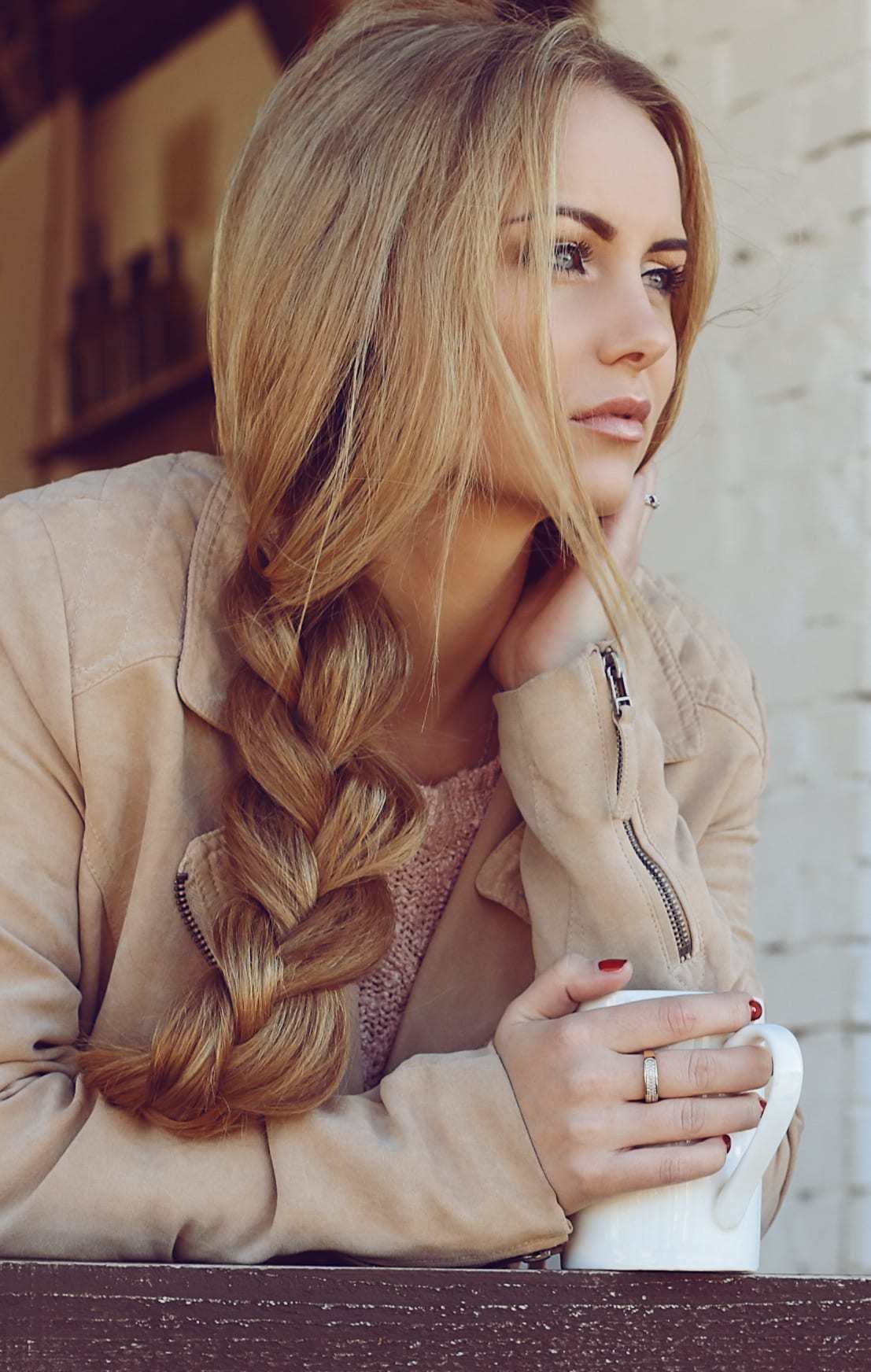 Tatanan rambut side braid, cocok untuk kamu yang simple dan anti ribet. (Foto: www.haircutinspiration.com)