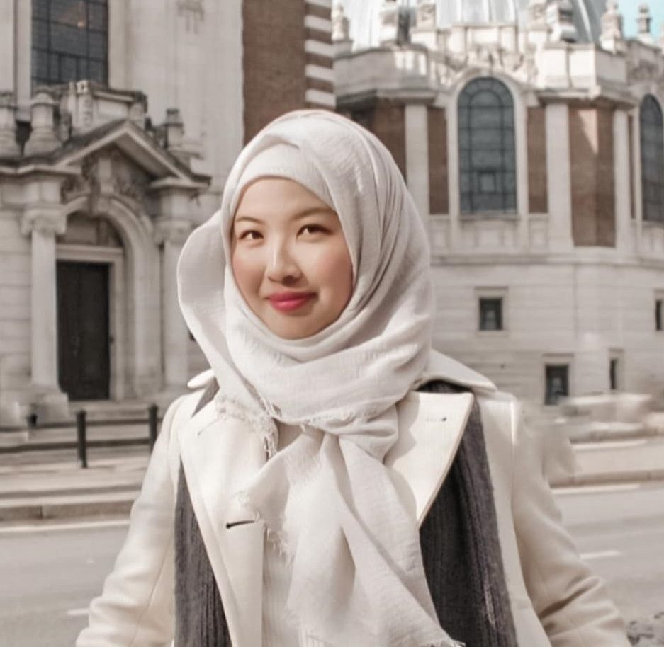 Nur Arisa Maryam, blogger hijabers asal Jepang dengan gaya kerudung simple.