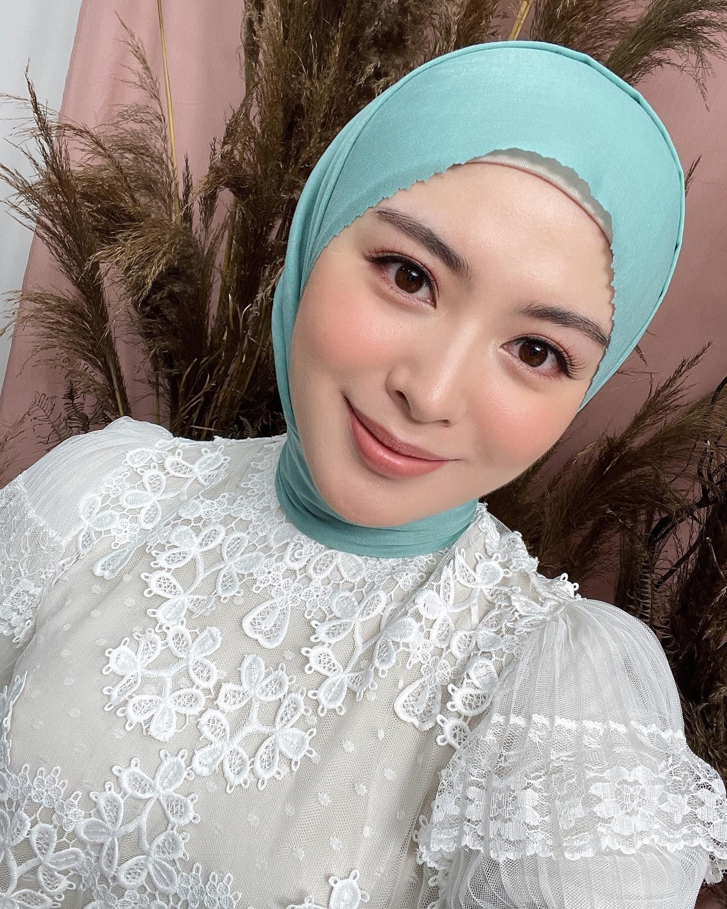 Wanita Korea, Ayana Moon tampil cantik kenakan hijab warna biru turqouise.