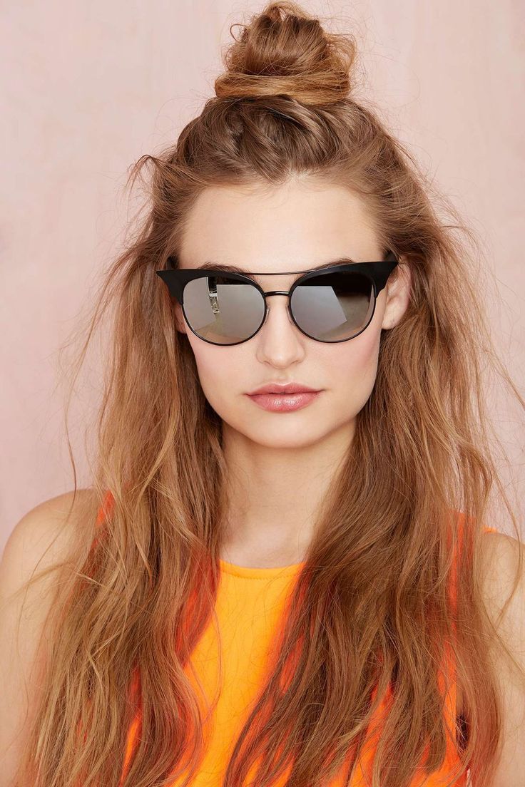 Gaya rambut half top knot buat kamu yang ingin tampil effortless. (Foto: Pinterest)