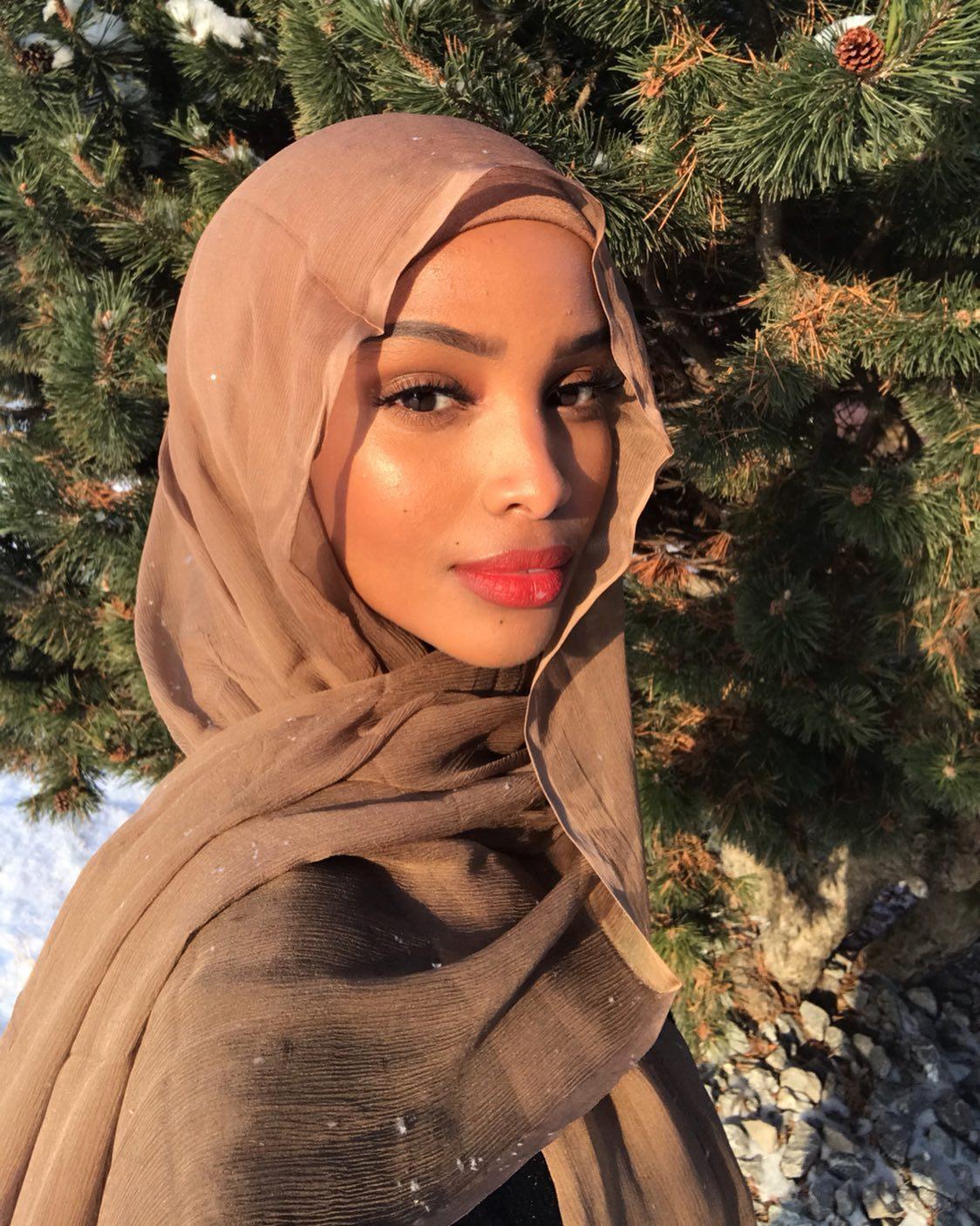 Wanita Arab mengenakan pashmina simple warna cokelat.