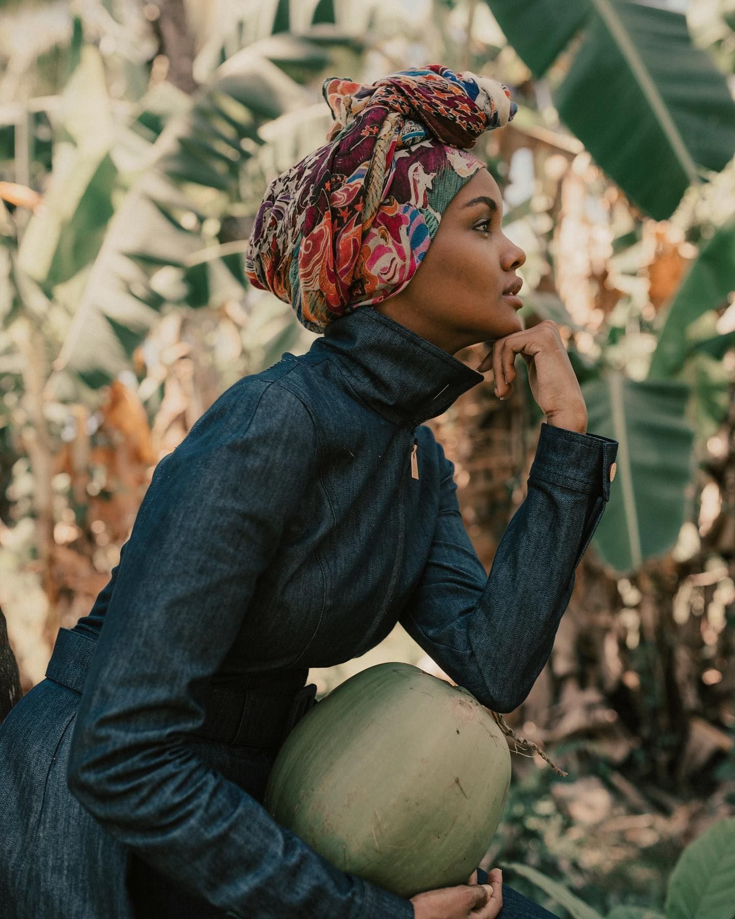 Model Halima kenakan turban hijab bermotif cerah.