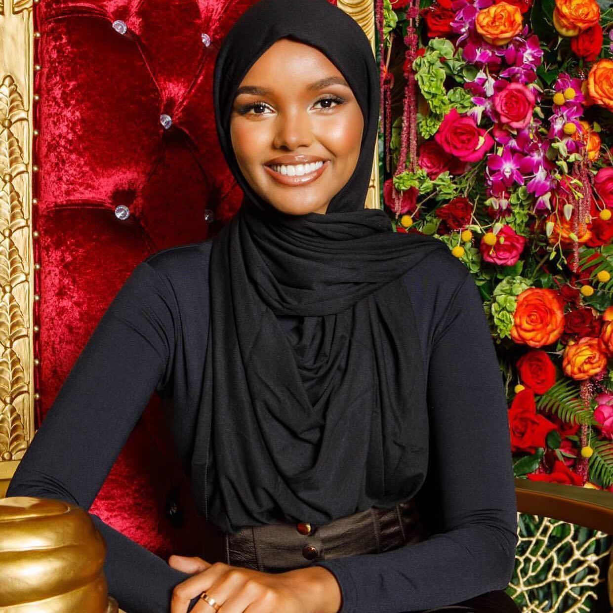 Model Halima kenakan pashmina warna hitam.