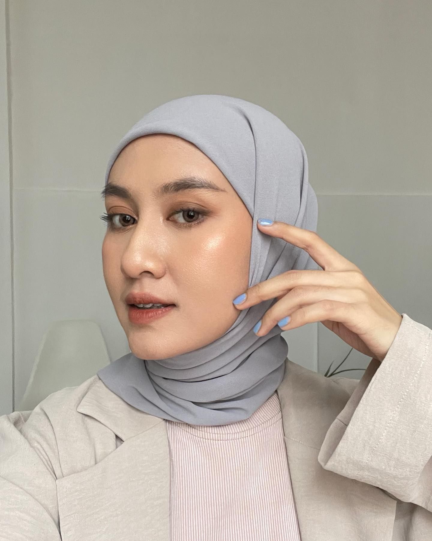Wanita Indonesia kenakan gaya hijab pashmina instan kekinian.