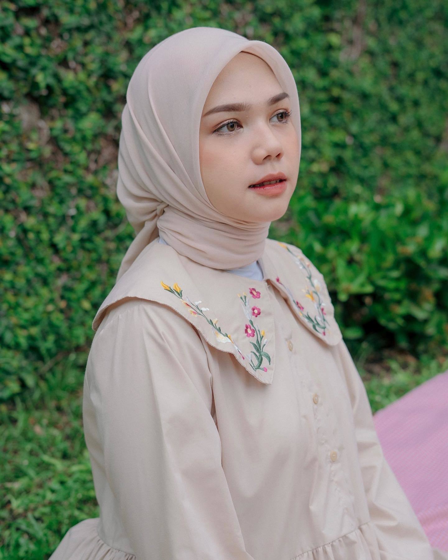 Selebgram Indonesia kenakan hijab segi empat simple.