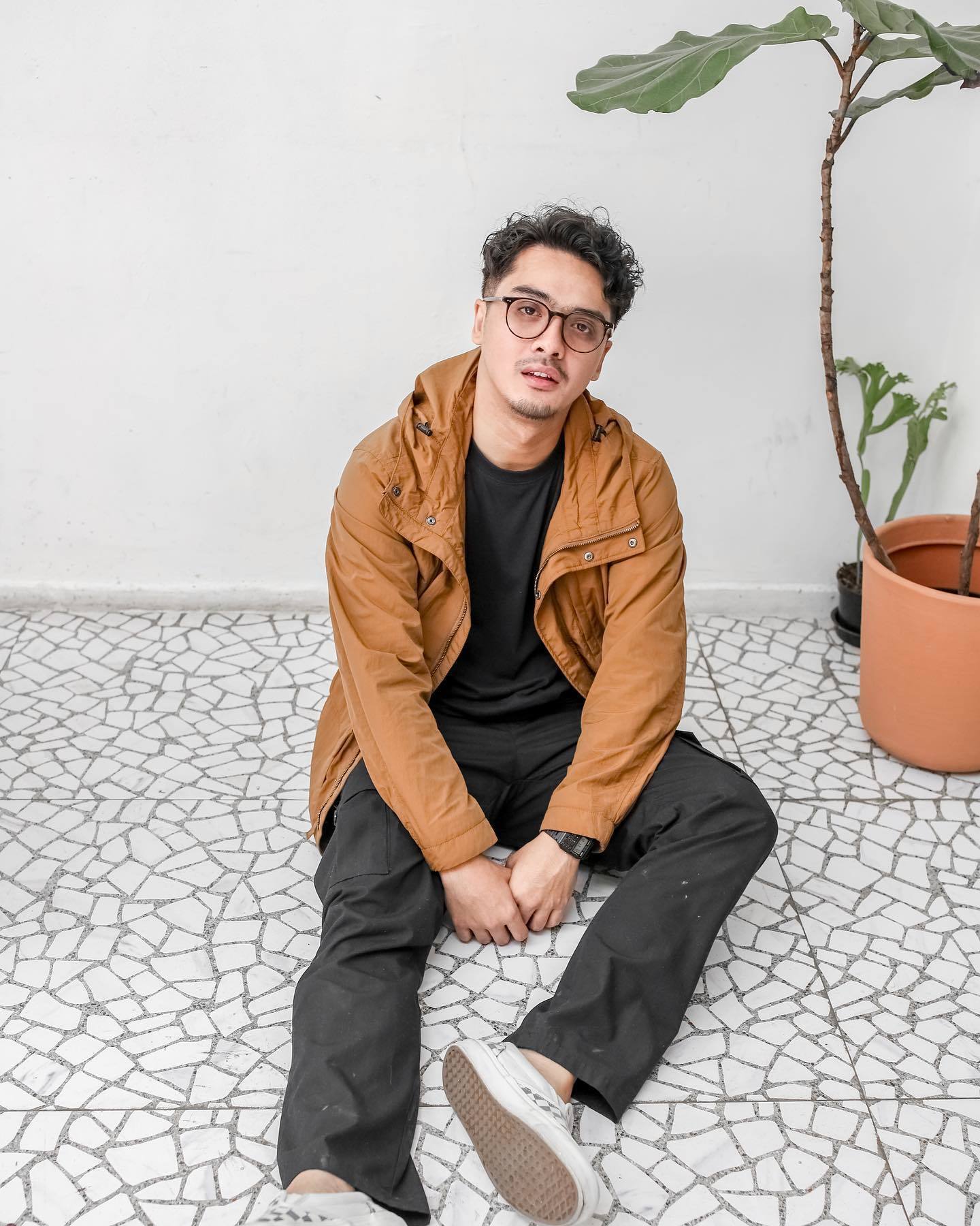 Ricky Harun tampil dengan model rambut keriting perm. (Foto: Instagram.com/rickyharun)