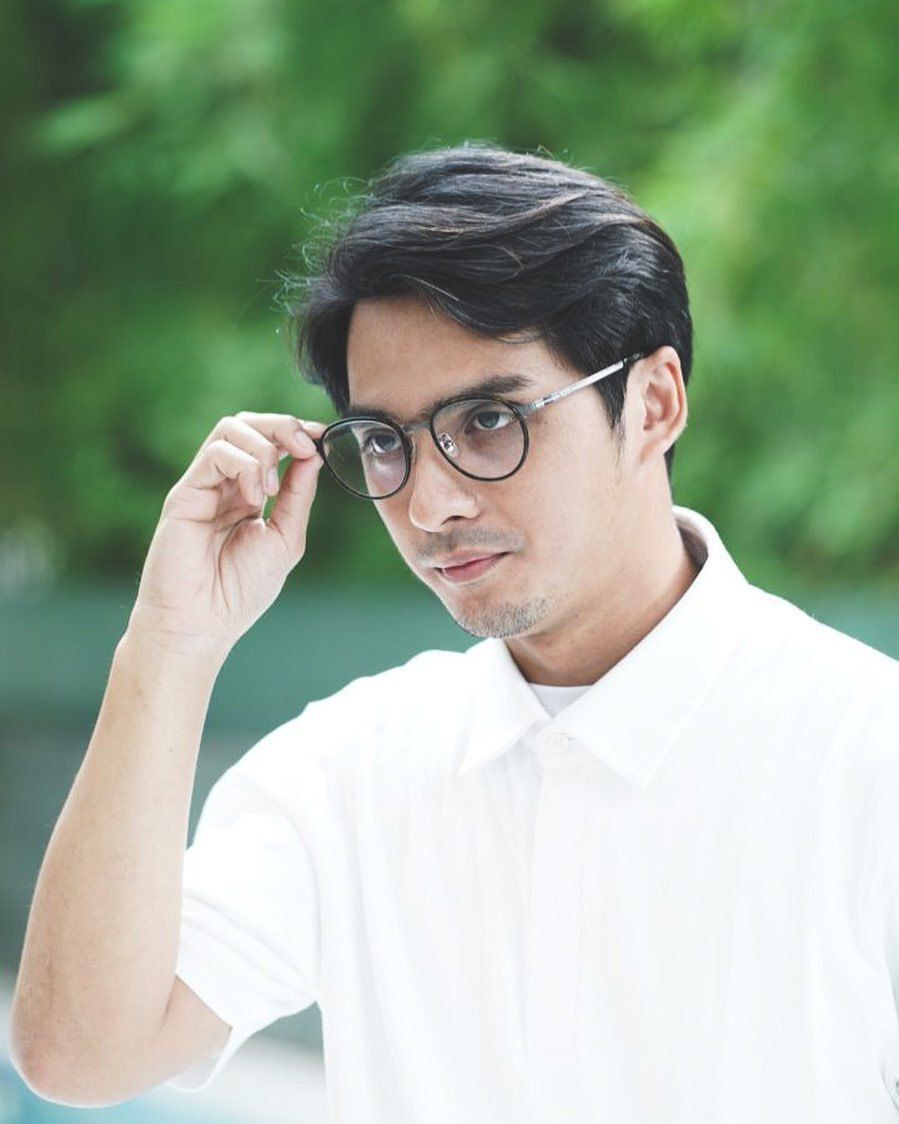 Model rambut curtain hair yang ditata ke belakang. (Foto: Instagram.com/rickyharun)